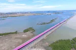 Proyek Konveyor Sabuk Pipa Berwarna di Pelabuhan Jawa, Indonesia