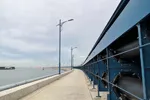 Proyek Konveyor Sabuk Pipa Berwarna di Pelabuhan Jawa, Indonesia